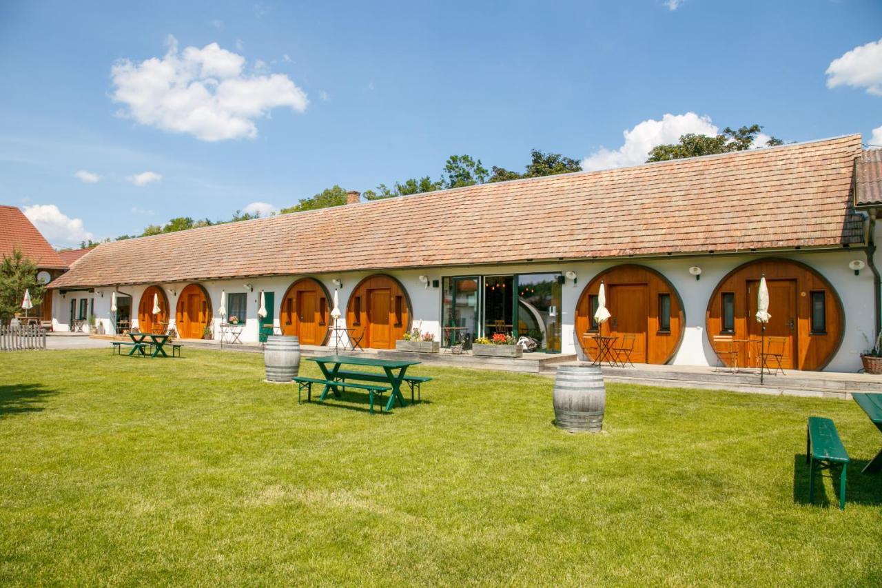 Hotel Winzerhof Kuessler - Weinviertel Stillfried Esterno foto
